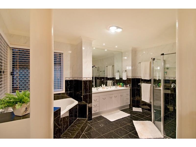 21 Aurora Place, Newport QLD 4020