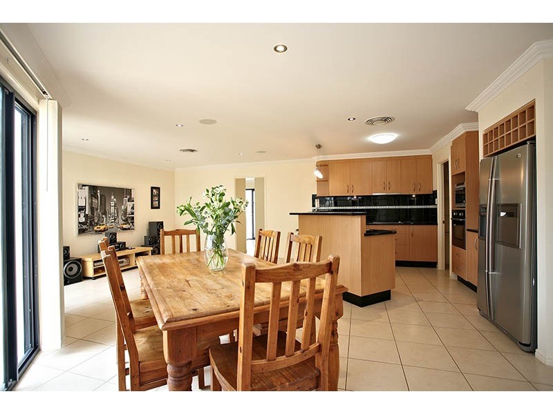 18 Freya Court, Newport QLD 4020