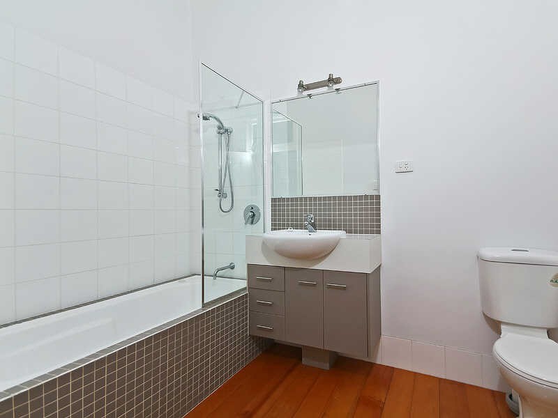 15 Eileen Street, Booval QLD 4304