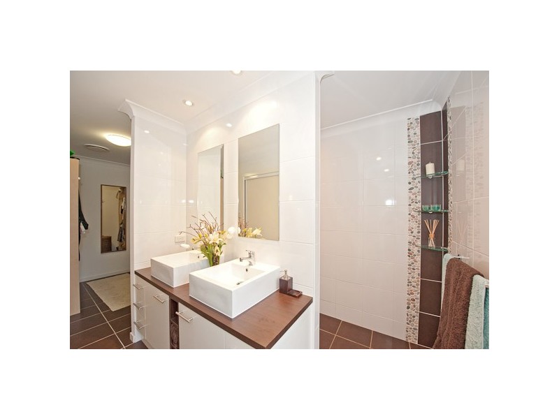 25 Lakes Entrance Drive, Springfield Lakes QLD 4300