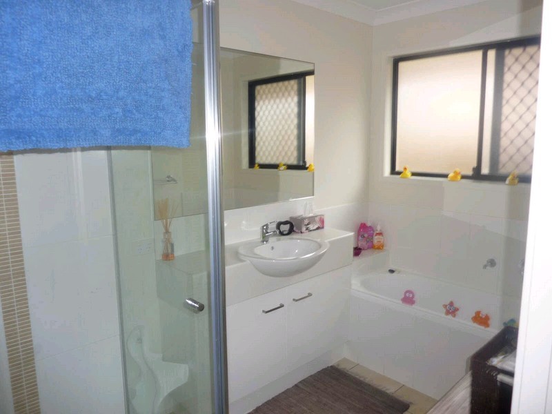 4 Hillsbourough Place, Springfield Lakes QLD 4300