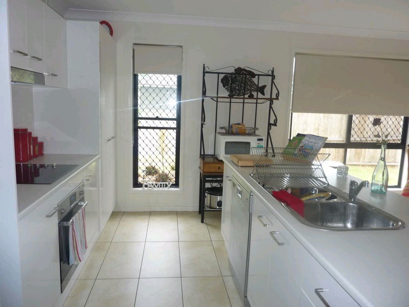 4 Hillsbourough Place, Springfield Lakes QLD 4300