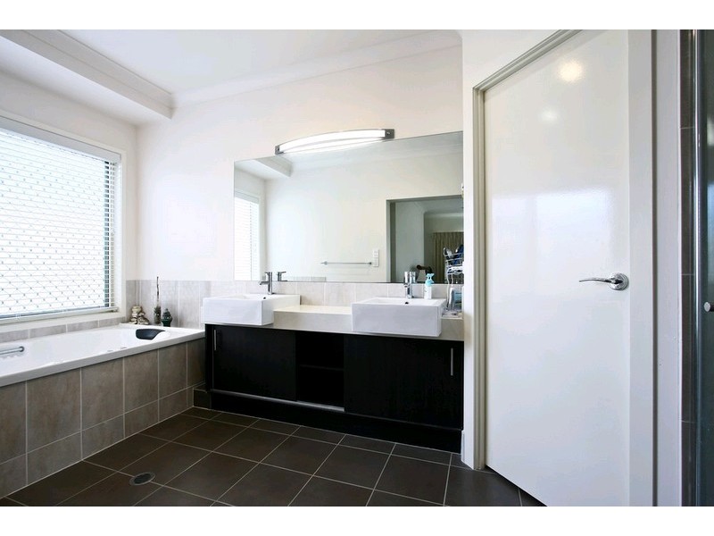 18 Pinnacle Place, Eight Mile Plains QLD 4113