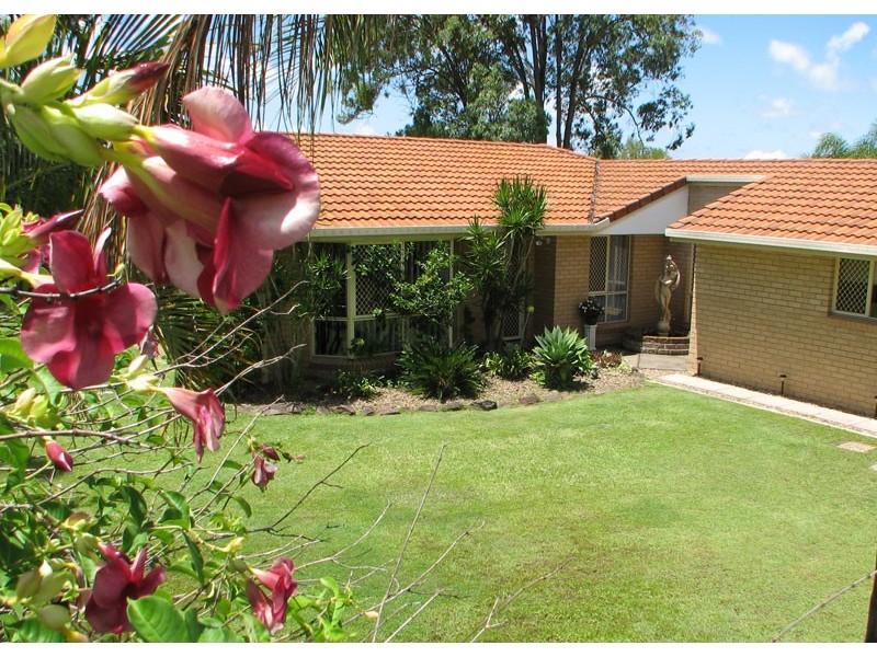 2 Holly Crescent, Windaroo QLD 4207