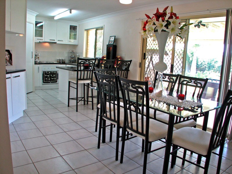 2 Holly Crescent, Windaroo QLD 4207
