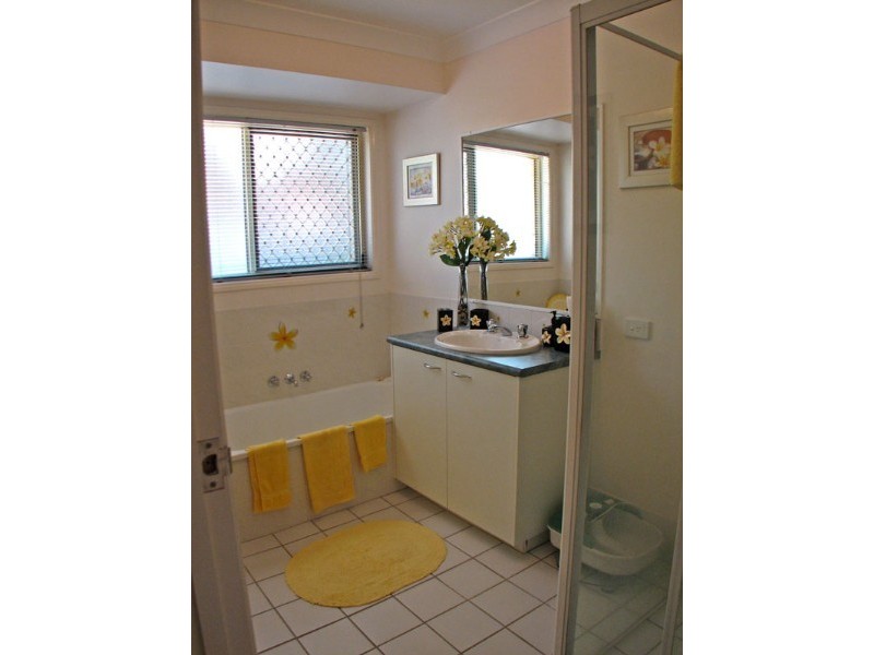 2 Holly Crescent, Windaroo QLD 4207