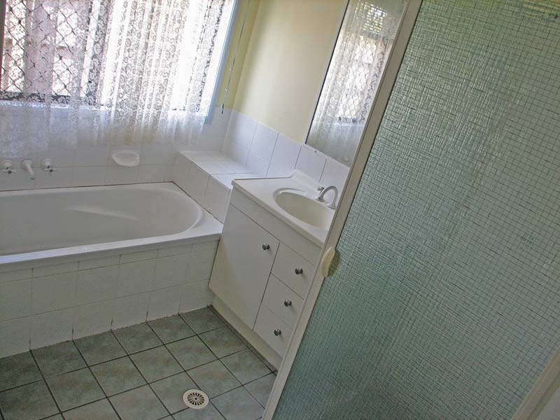 27 Lakebreeze Drive, Loganholme QLD 4129