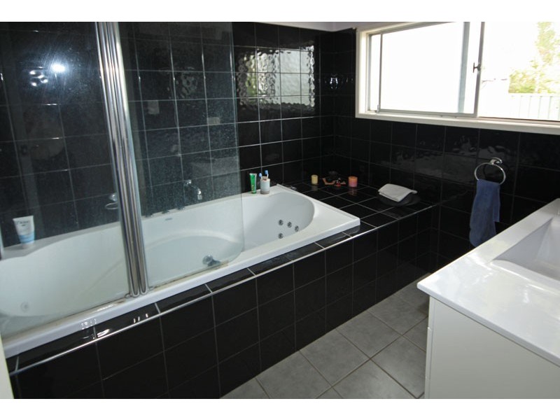 13 Lake Road, Slacks Creek QLD 4127