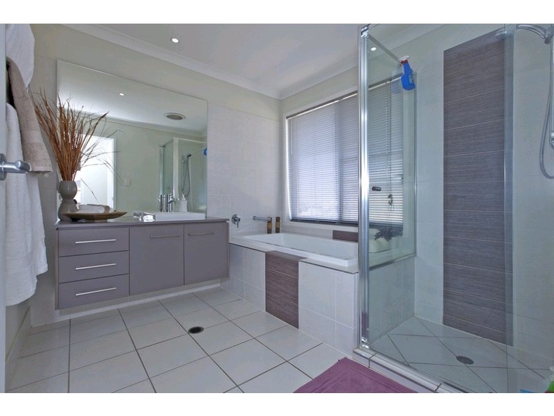 3 Huntly Place, Redland Bay QLD 4165