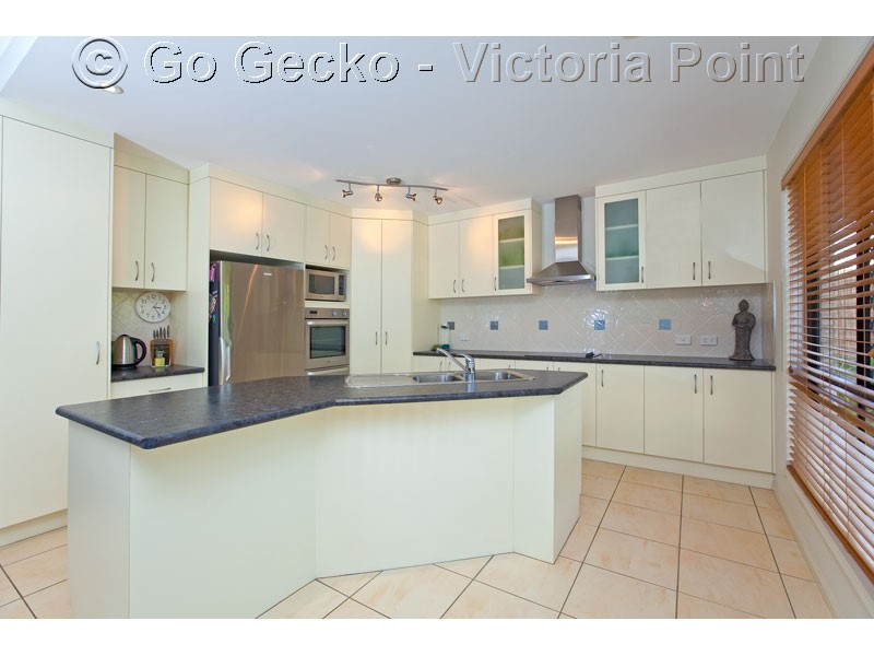 2 Seagrass Place, Redland Bay QLD 4165