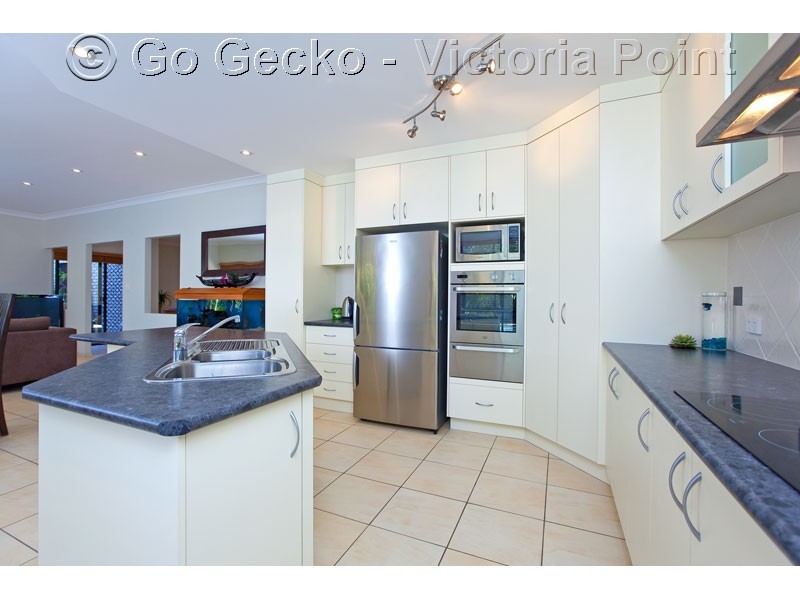 2 Seagrass Place, Redland Bay QLD 4165