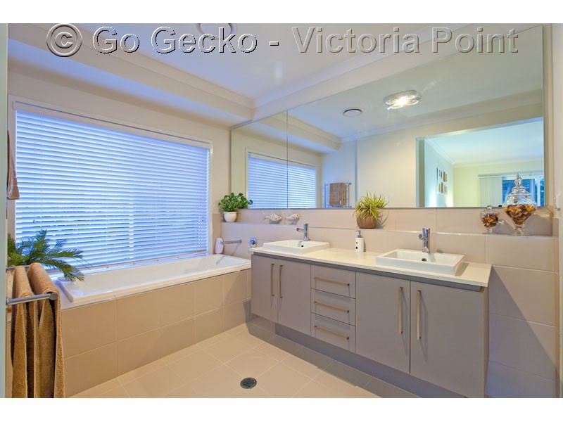 1 woodcrest Close, Redland Bay QLD 4165