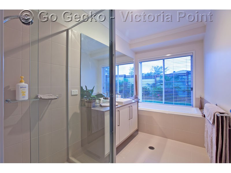 1 woodcrest Close, Redland Bay QLD 4165