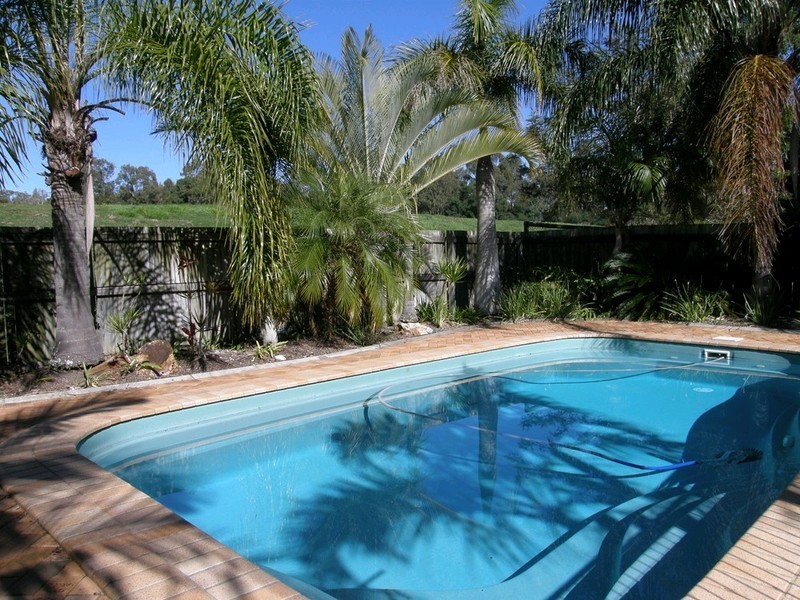 16 Terrier Court, Redland Bay QLD 4165