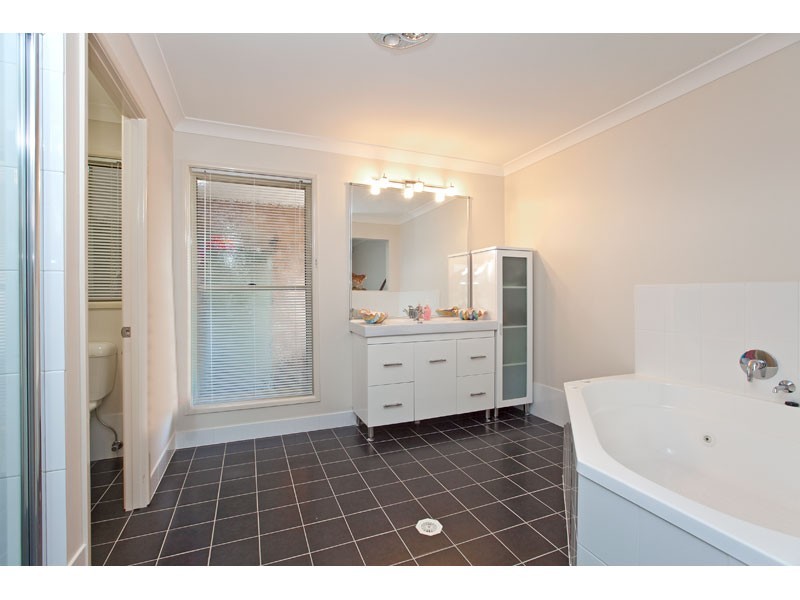 10 Ebony Crescent, Redland Bay QLD 4165