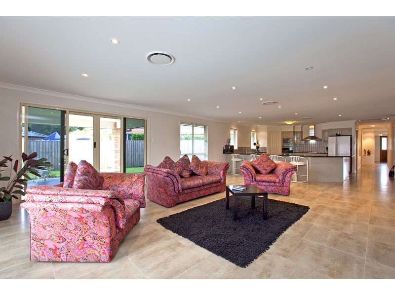 10 Ebony Crescent, Redland Bay QLD 4165