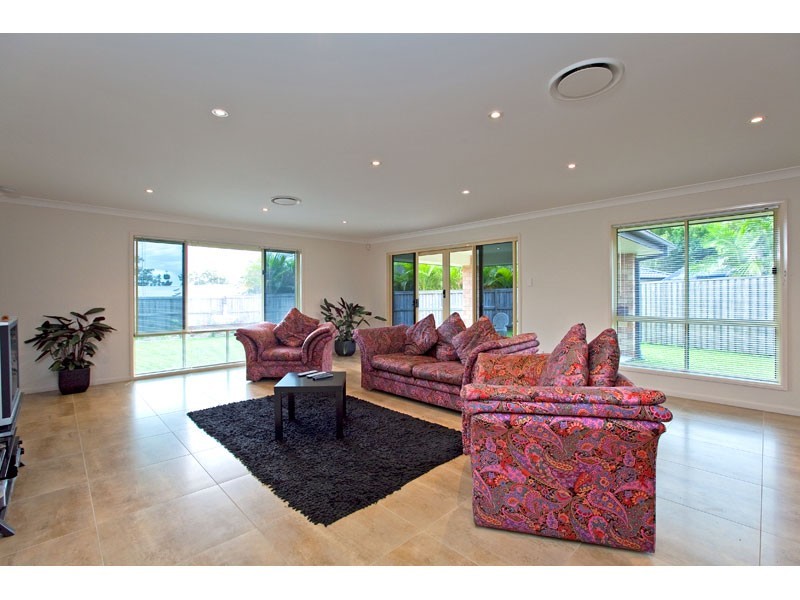 10 Ebony Crescent, Redland Bay QLD 4165