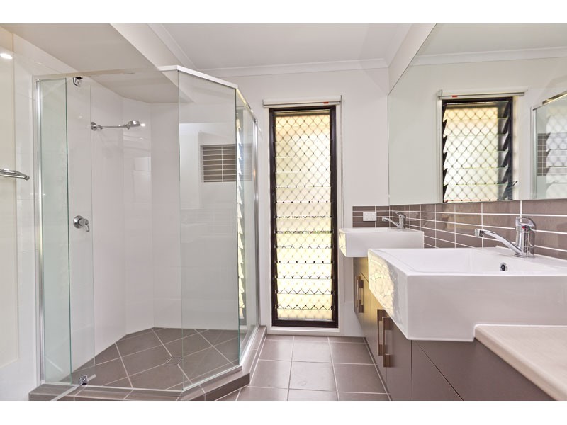 8 Pyrus Place, Redland Bay QLD 4165