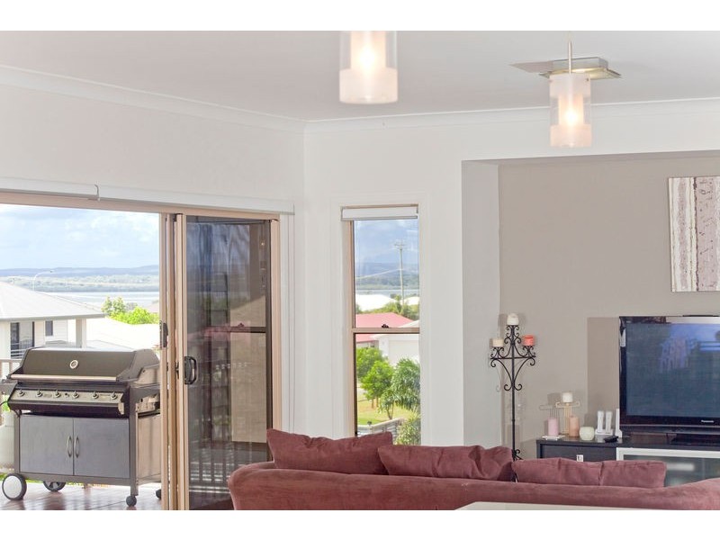 34 Huntly Place, Redland Bay QLD 4165