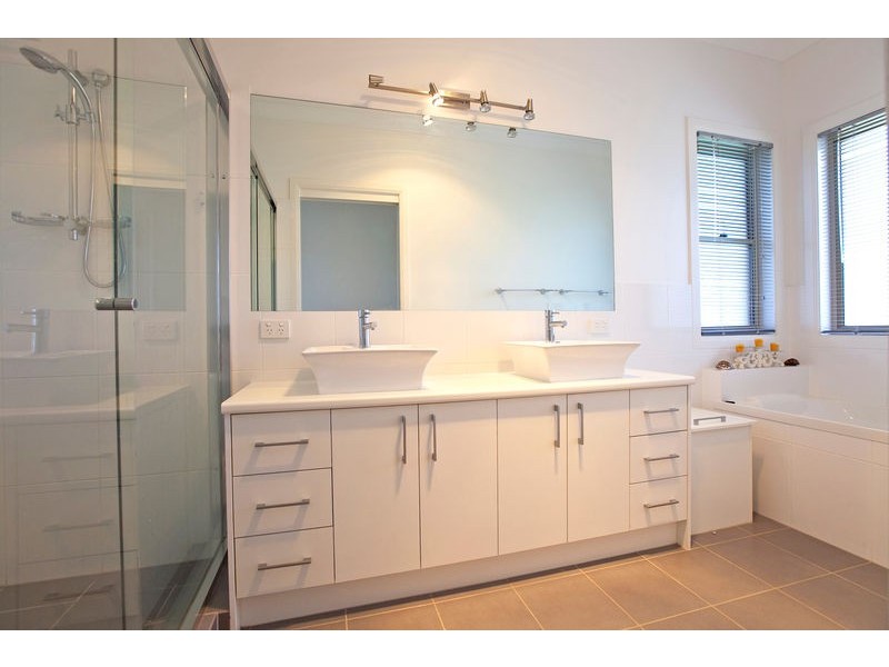 34 Huntly Place, Redland Bay QLD 4165