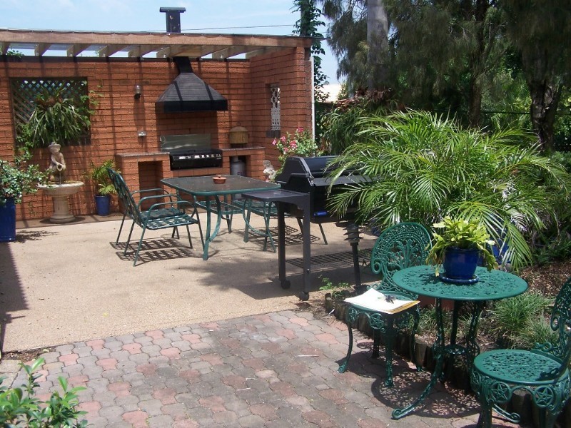 4 Suzanne Street, Wynnum West QLD 4178