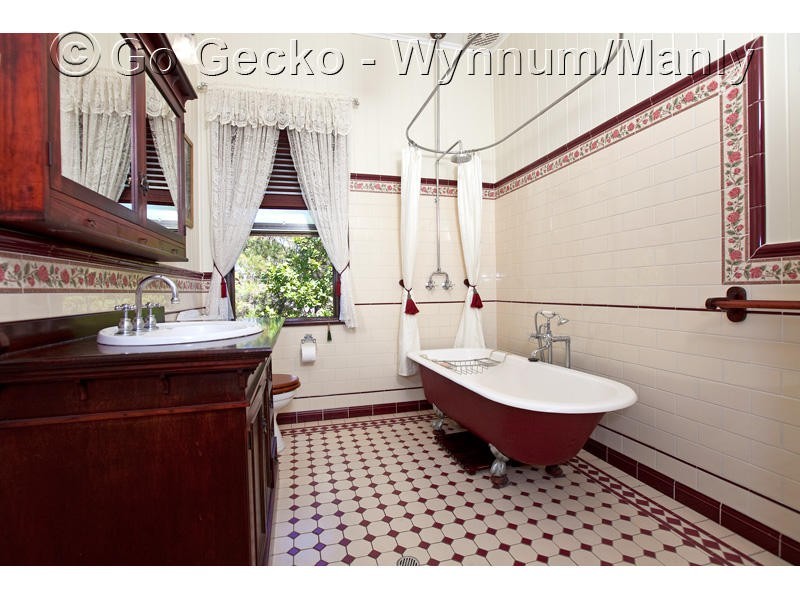 70 Gordon Parade, Manly QLD 4179