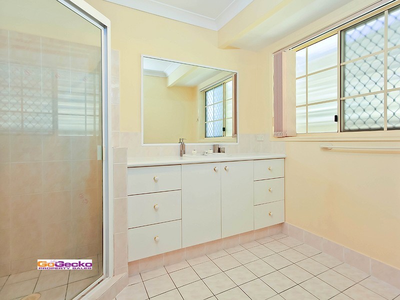 39 Plaza Street, Wynnum West QLD 4178