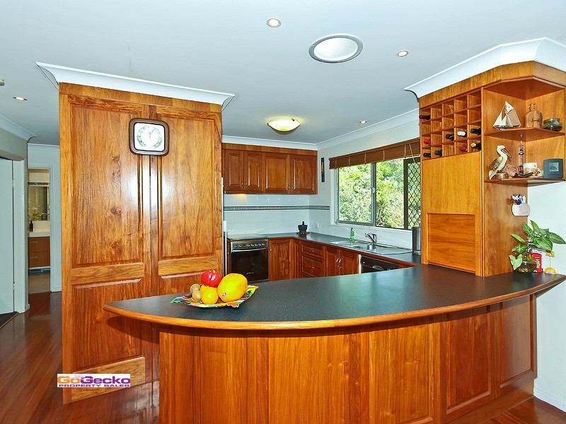 11 Hellyer Street, Wynnum West QLD 4178