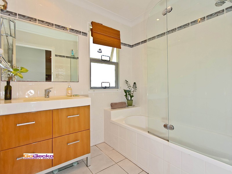 11 Hellyer Street, Wynnum West QLD 4178