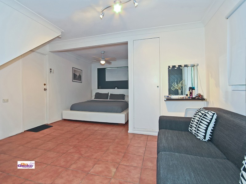 11 Loynes Street, Wynnum West QLD 4178