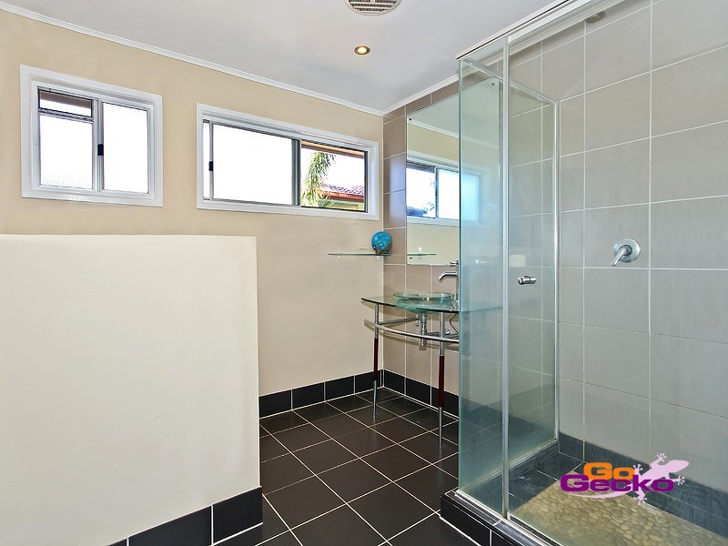 8 Herswell Avenue, Wynnum West QLD 4178