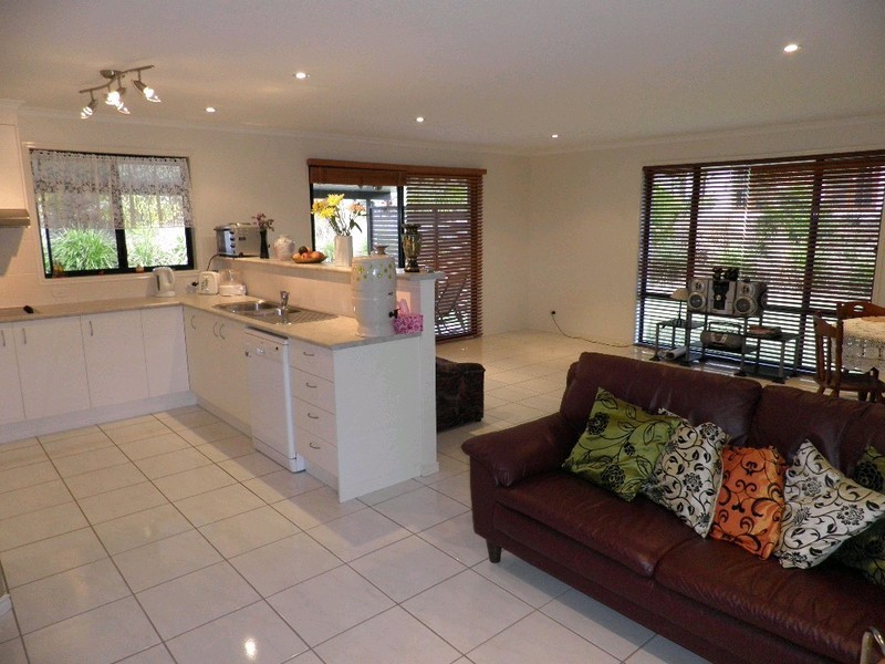 6 LAPIS COURT, Southside QLD 4570