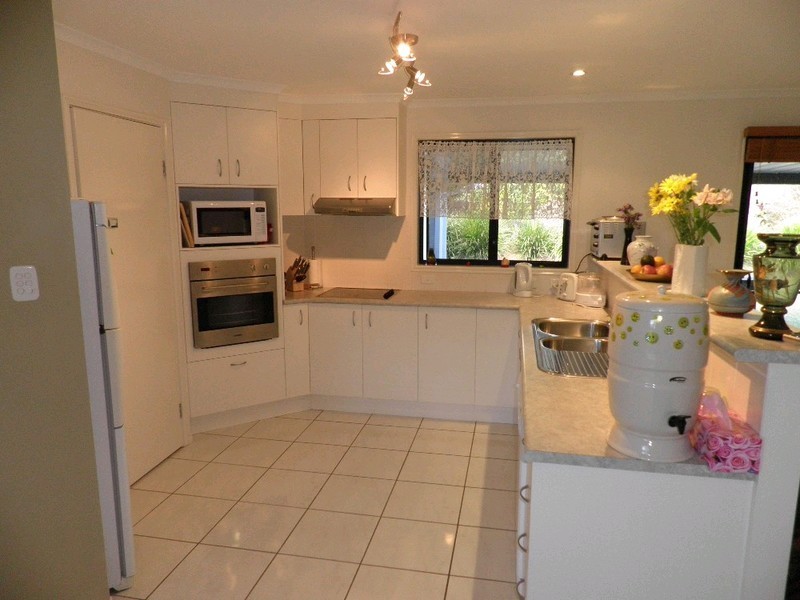 6 LAPIS COURT, Southside QLD 4570