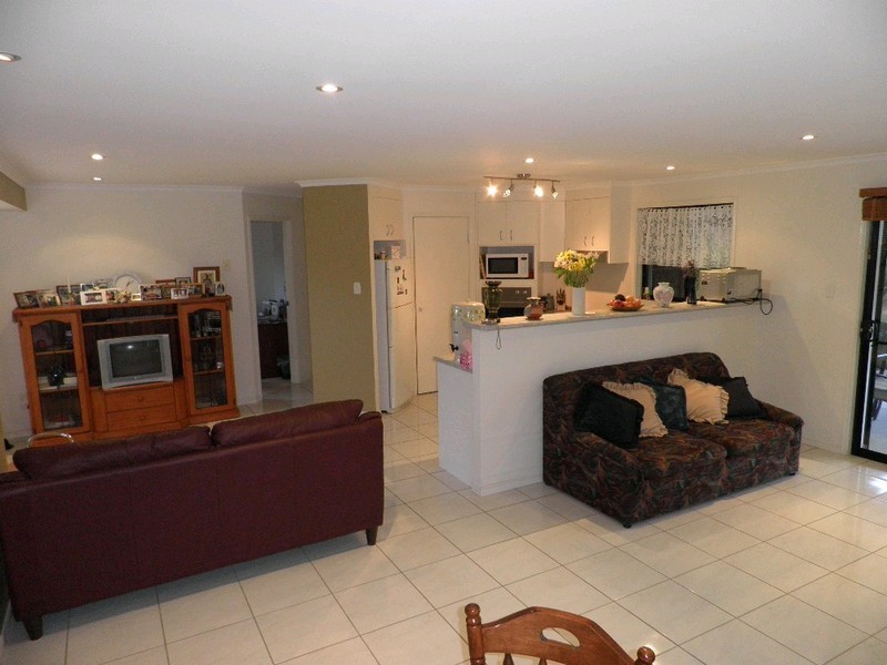 6 LAPIS COURT, Southside QLD 4570