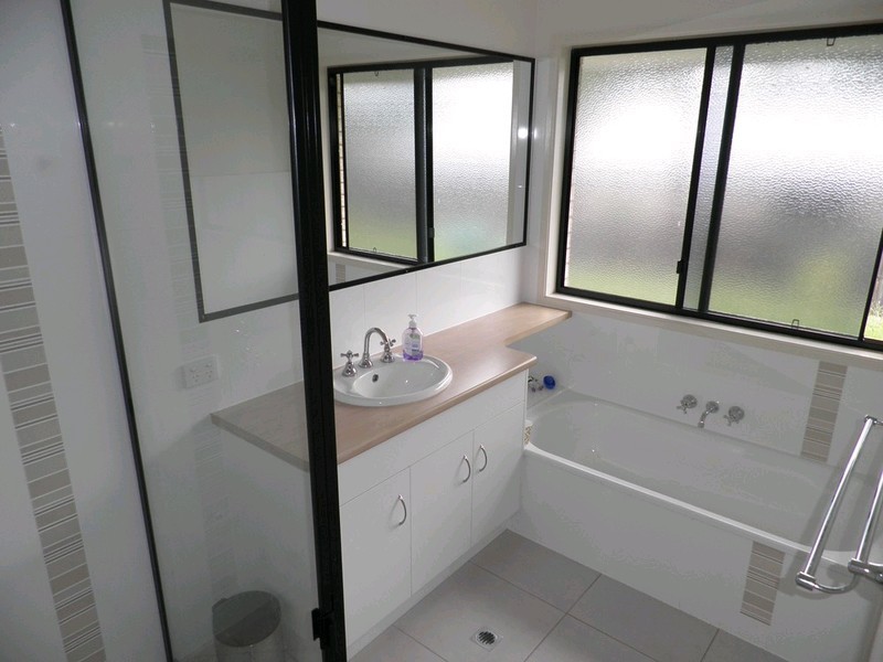 3 Duffy Court, Southside QLD 4570