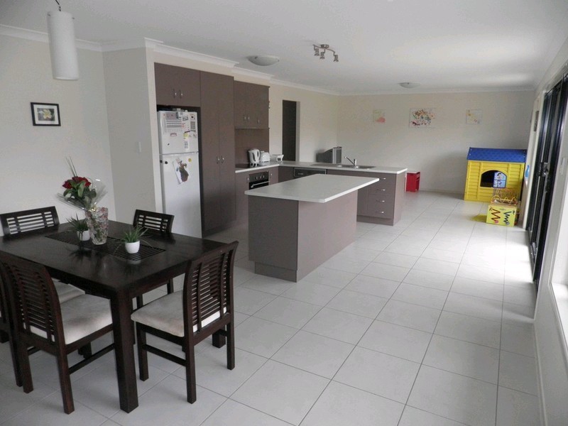 3 Duffy Court, Southside QLD 4570