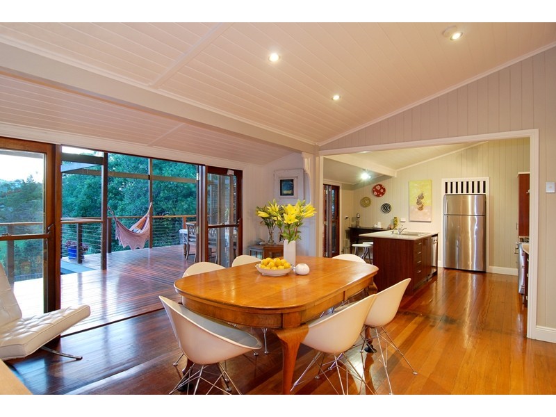 10 Stewart Avenue, Wooloowin QLD 4030