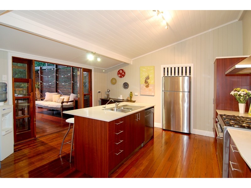 10 Stewart Avenue, Wooloowin QLD 4030