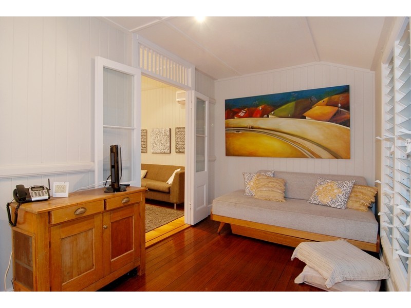 10 Stewart Avenue, Wooloowin QLD 4030