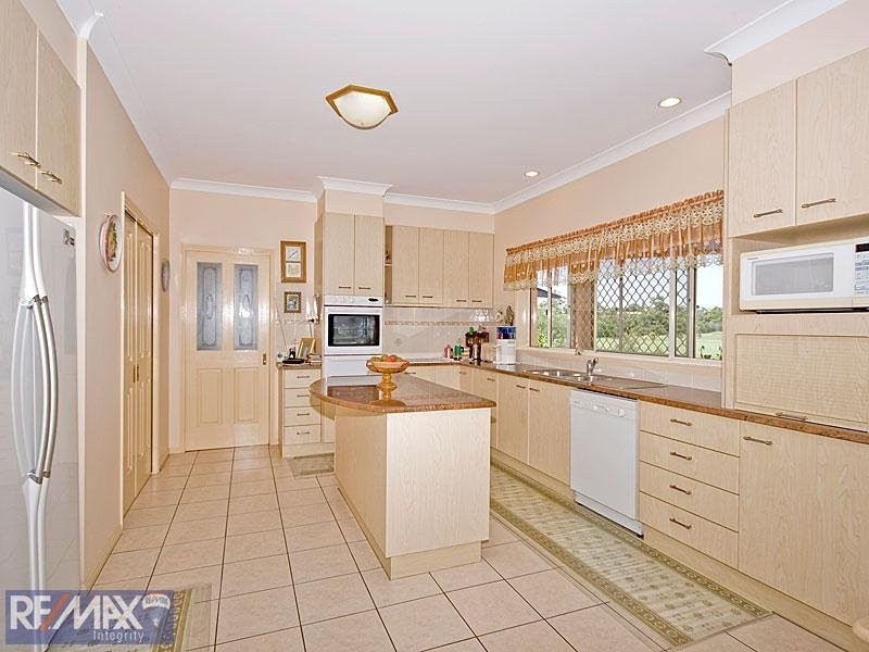 2 Castlehaven Close, Chermside West QLD 4032