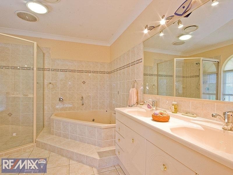 2 Castlehaven Close, Chermside West QLD 4032