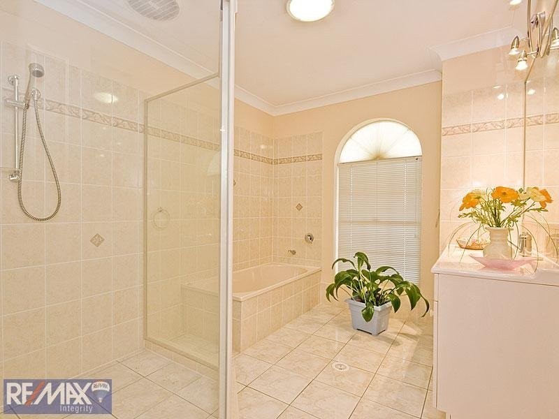 2 Castlehaven Close, Chermside West QLD 4032