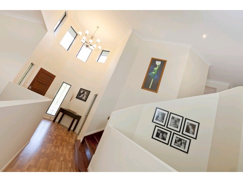 16 Kilburn Close, Carindale QLD 4152