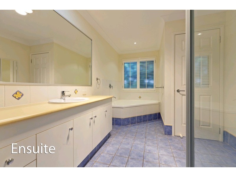 16 Kilburn Close, Carindale QLD 4152