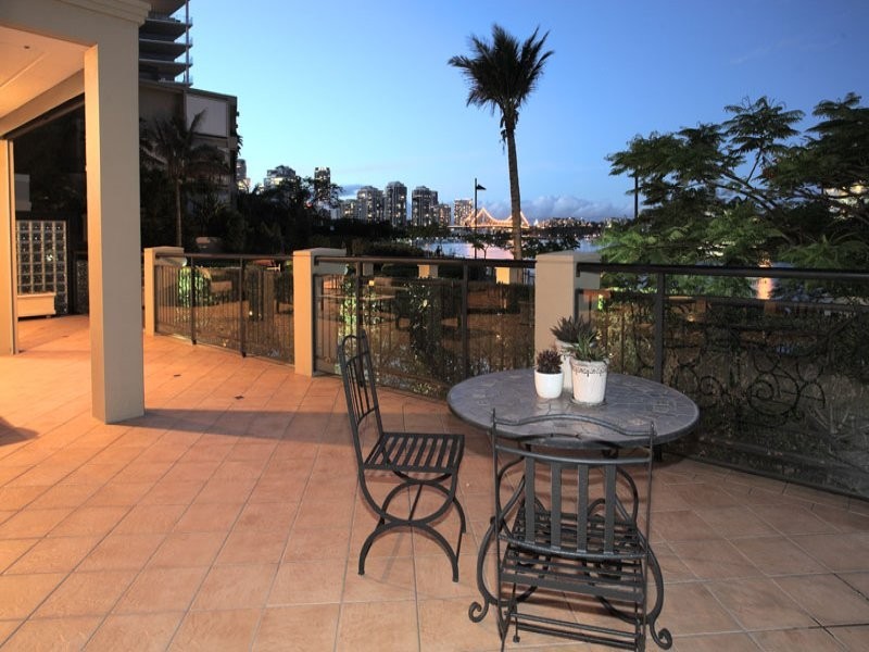 102/241 Wellington Road, East Brisbane QLD 4169