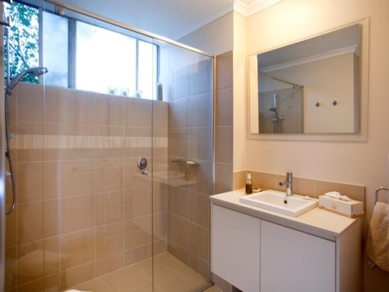 2/70 Swann Road, Taringa QLD 4068