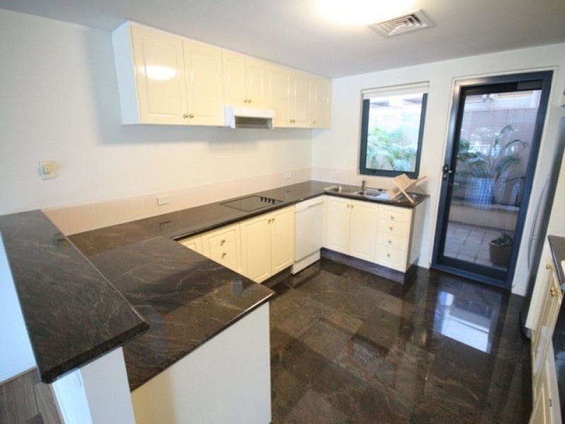 2/8 Goodwin Street, Kangaroo Point QLD 4169