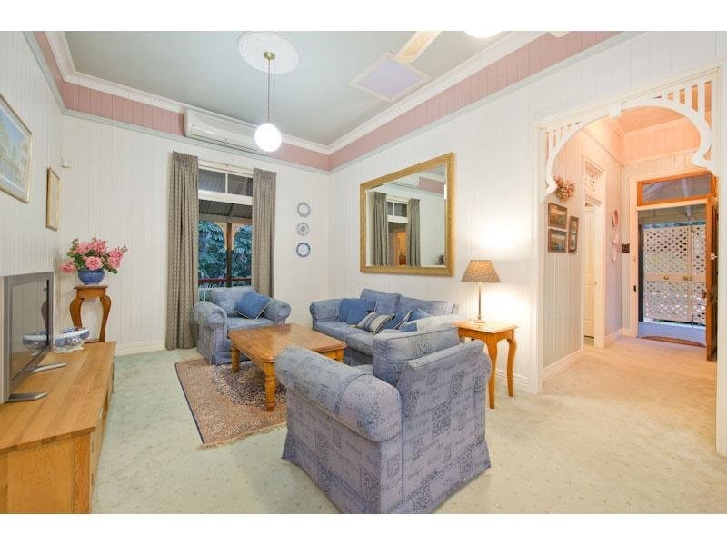 8 Birdvale Street, Taringa QLD 4068