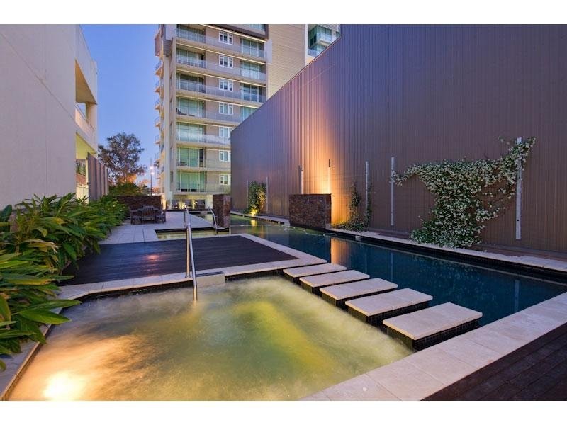 12/205 Coronation Drive, Milton QLD 4064