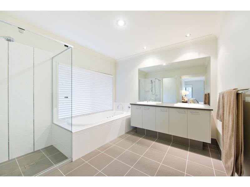 25 Hillside Terrace, St Lucia QLD 4067